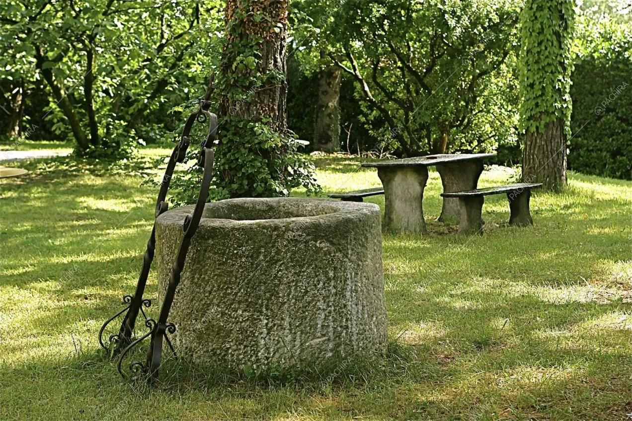 Vecchio pozzo e tavolo con panchine in pietra
