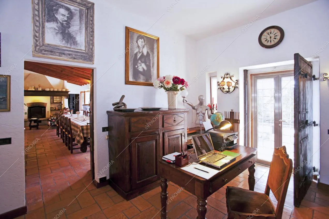 Studio con scrivania in legno, porta finestra