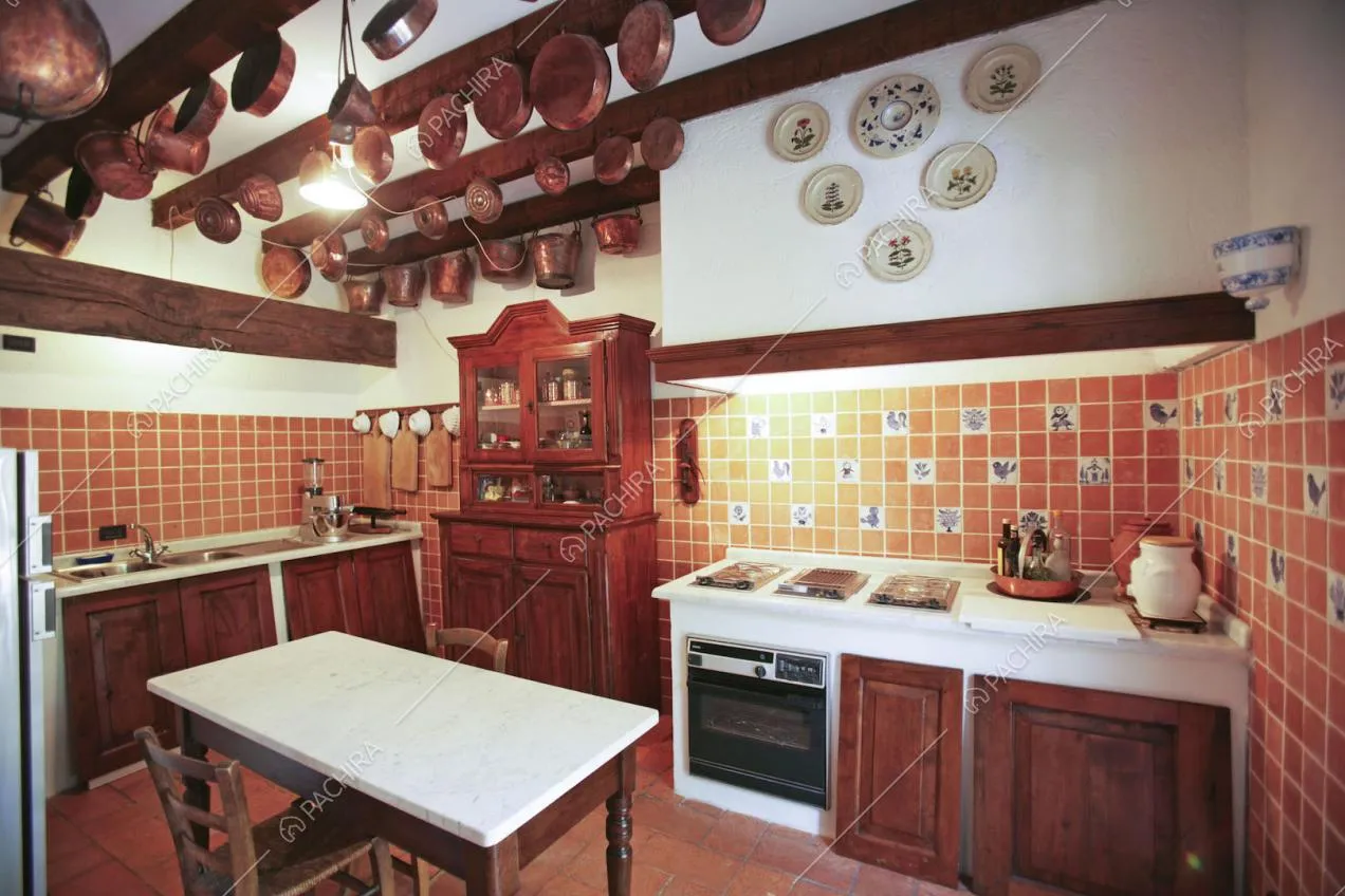 Cucina in stile country con fornelli a gas