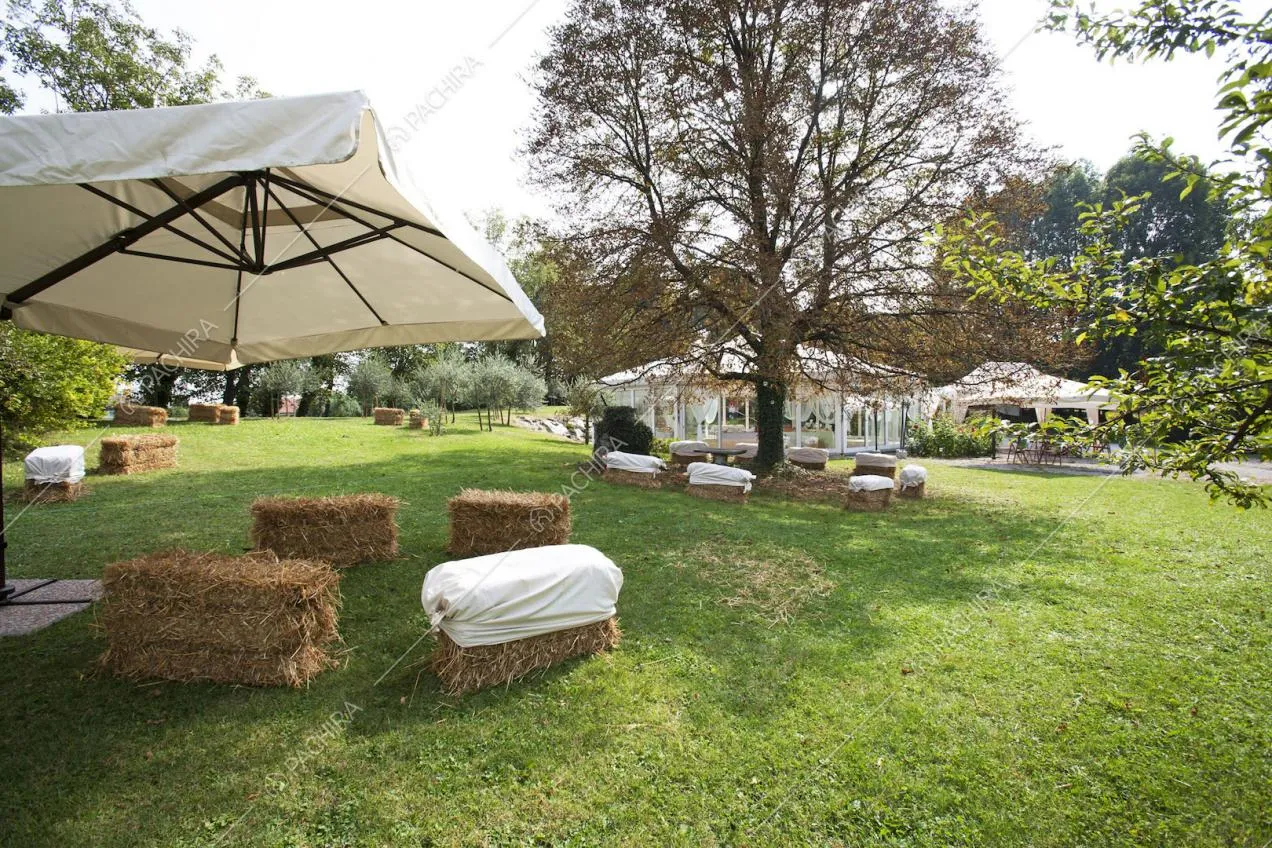 Ombrellone con vista su gazebo