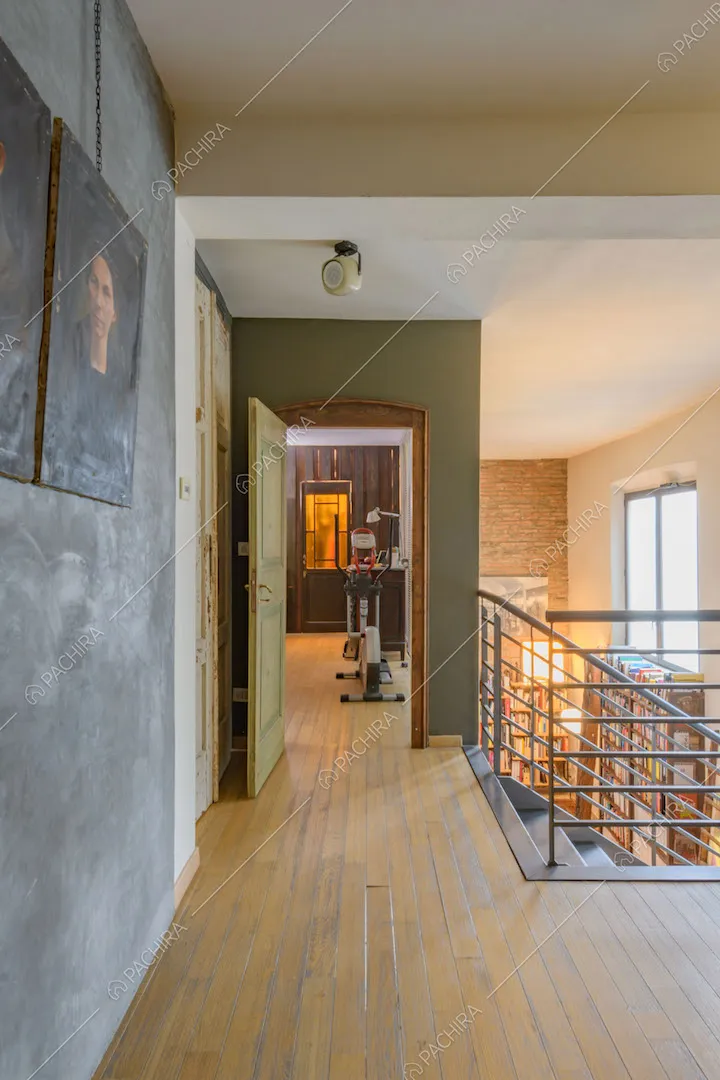 Corridoio con pavimento in parquet sul soppalco e vista sulle scale