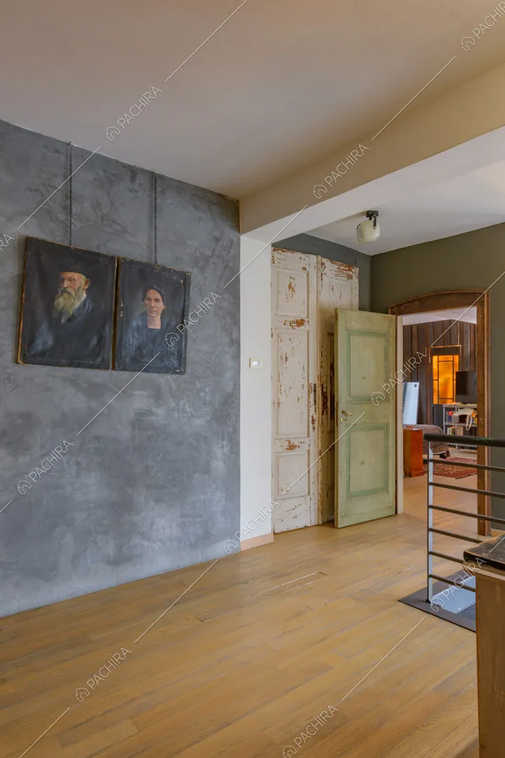 Parete e porte délabré nell'atrio sul soppalco con pavimento in parquet