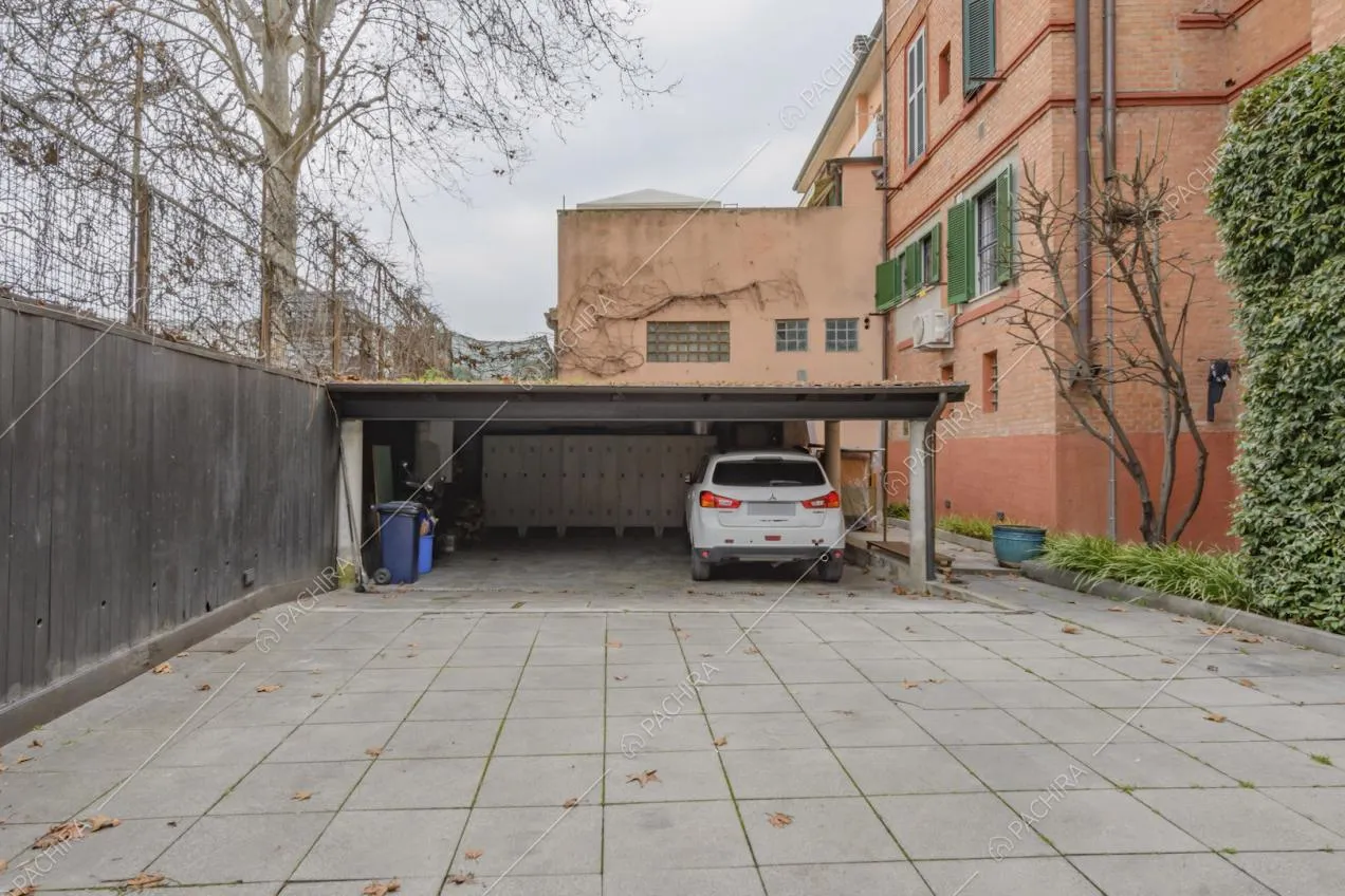 Cortile della location con tettoia per parcheggiare