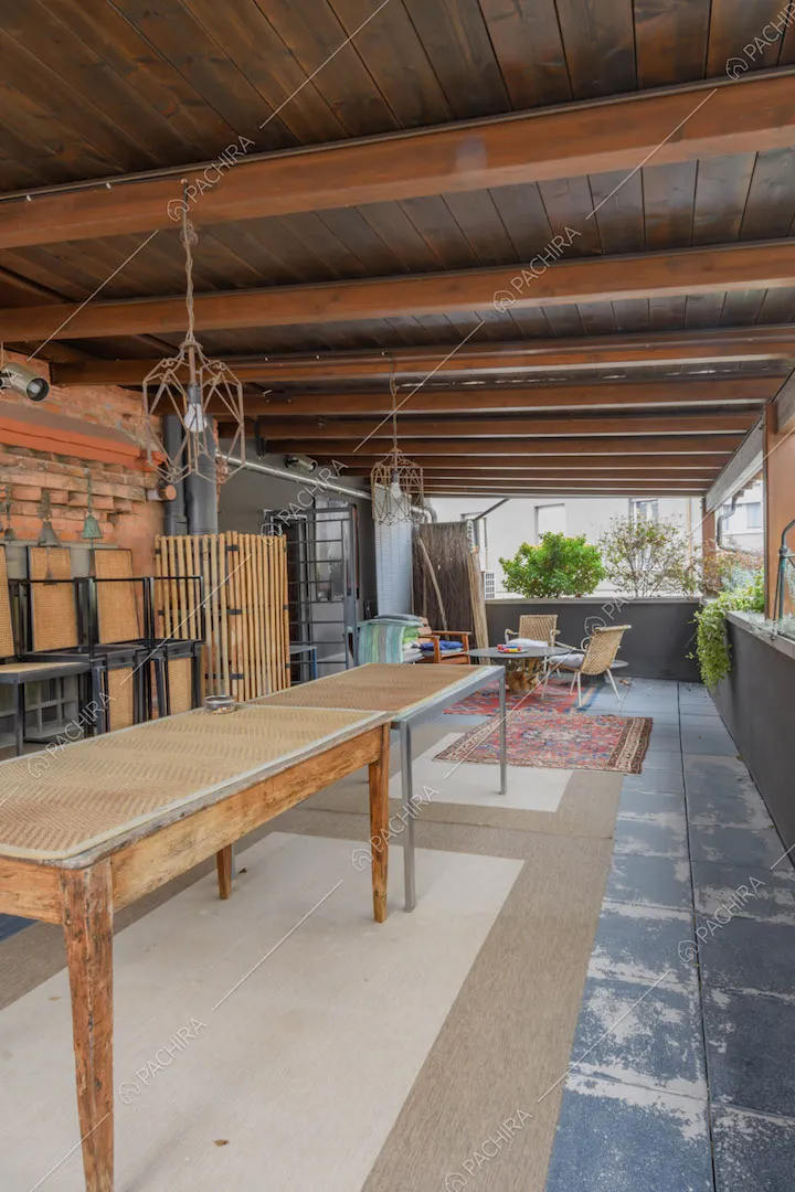 Sulla terrazza, grande veranda con travi in legno sul soffitto