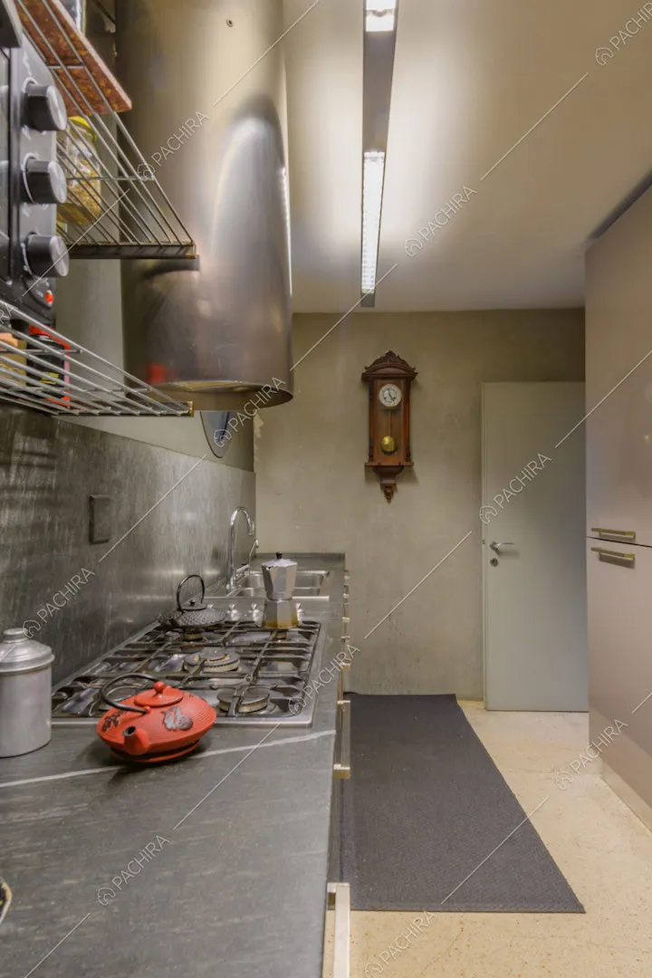 Cucina a parete con fornelli a gas e piano da lavoro grigio