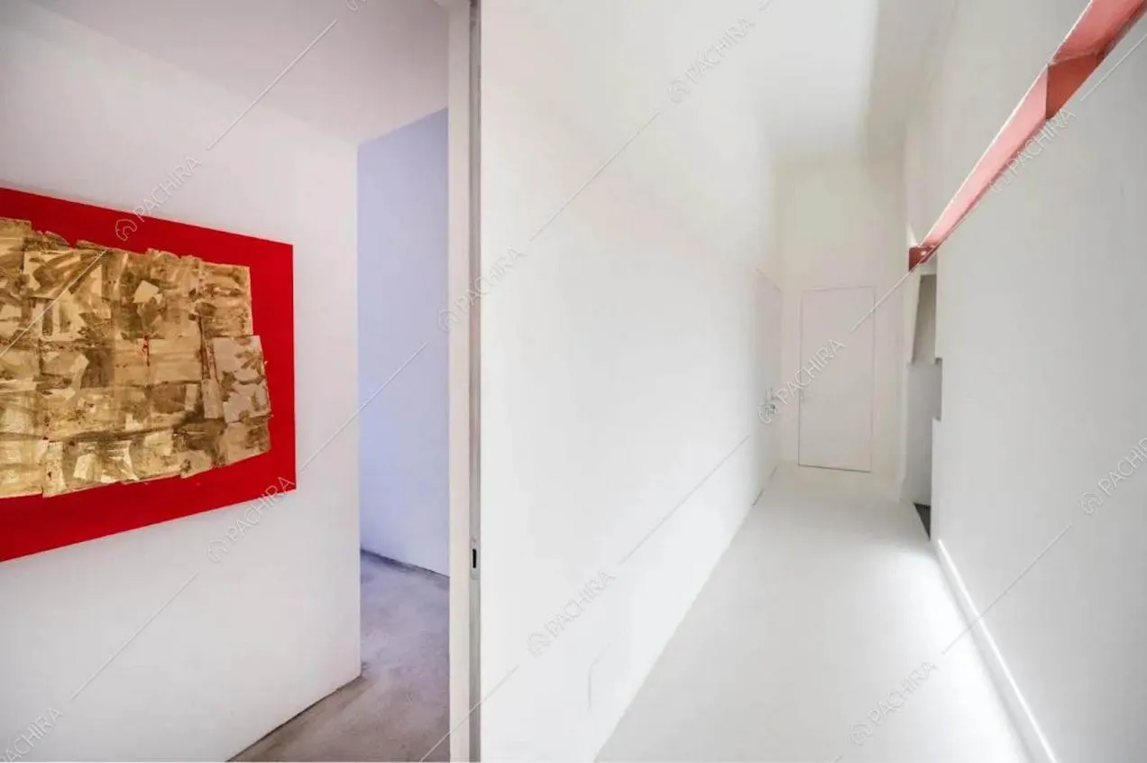 Corridoio bianco con quadro dal fondale rosso