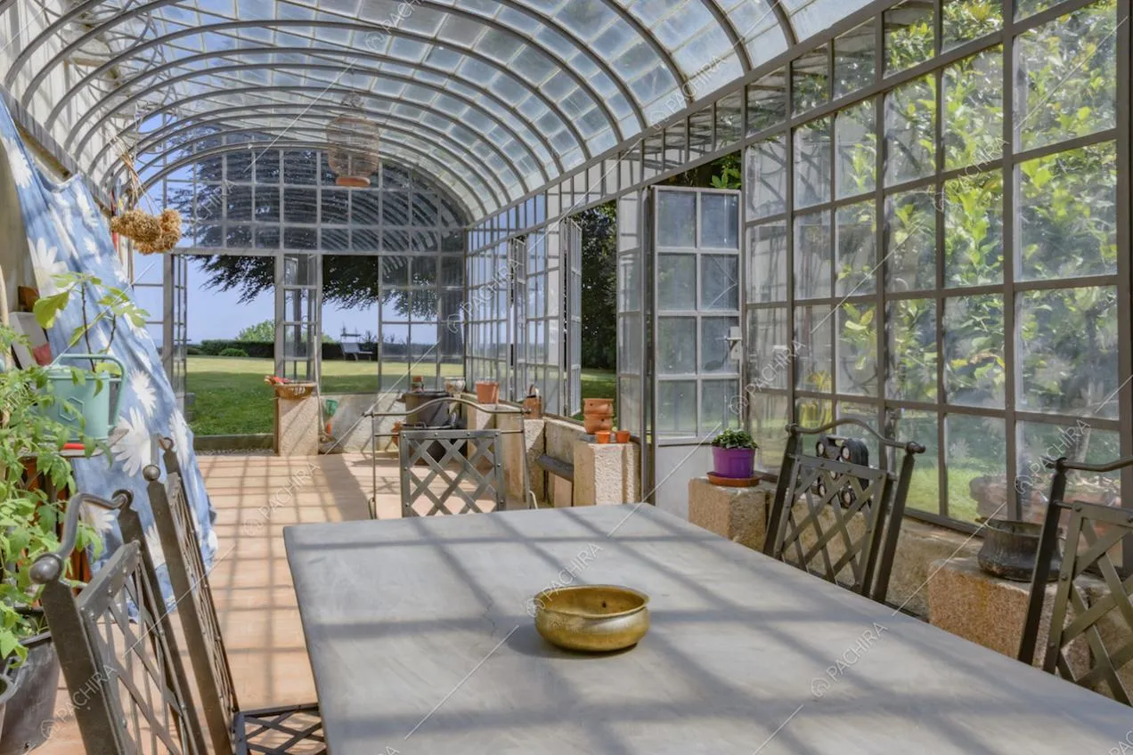 Tavolo in marmo con sedie in ferro nel giardino d'inverno