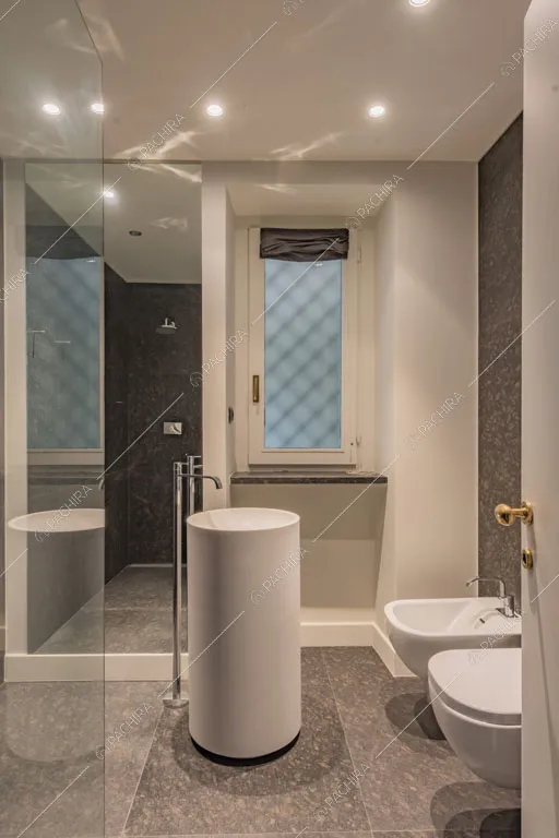 Bagno con box doccia della villa Bris, location in stile contemporaneo a Torino