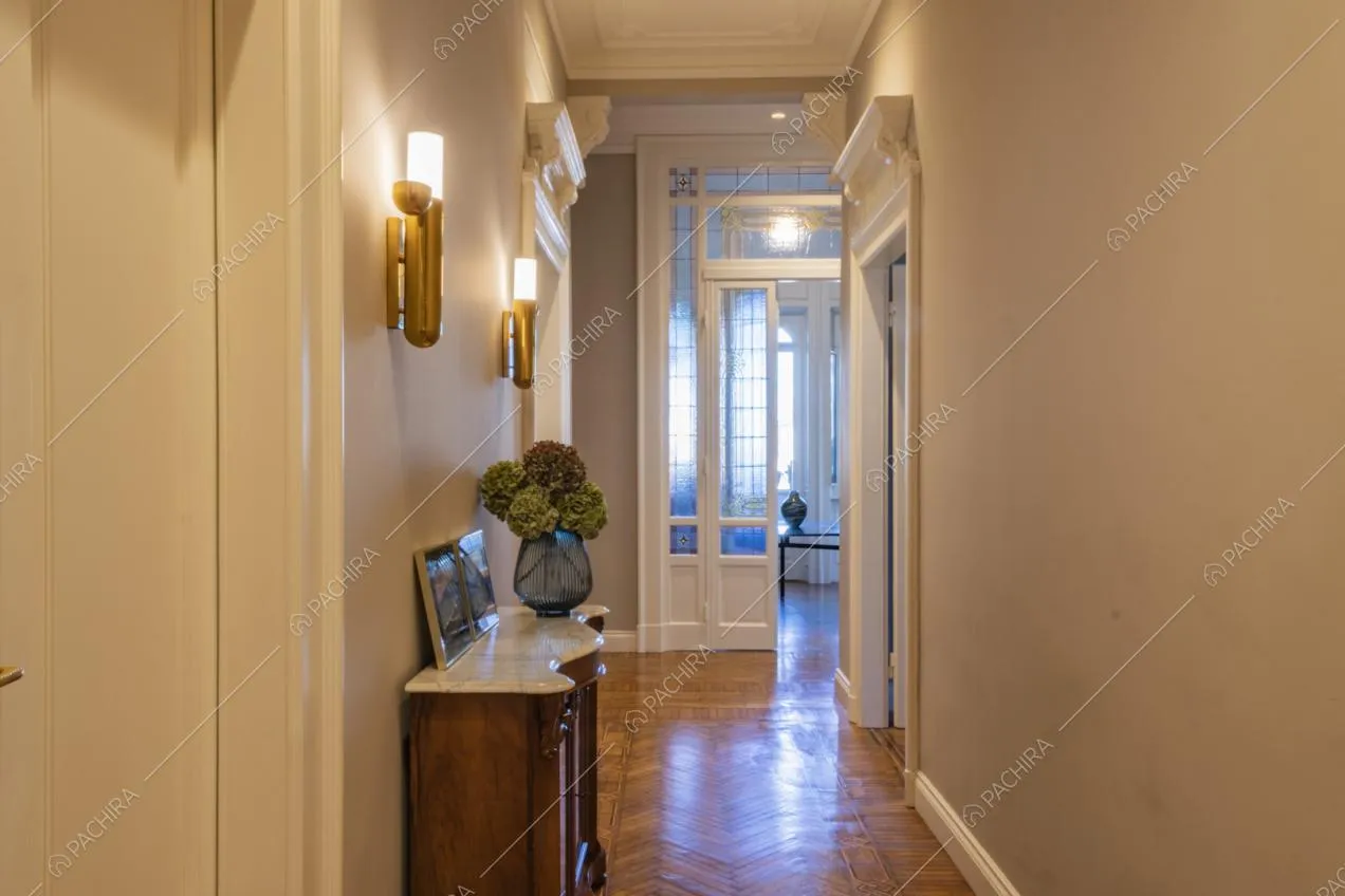 Corridoio in stile contemporaneo e parquet