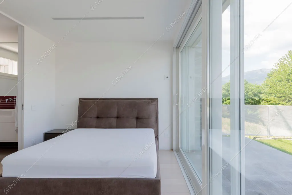 Camera da letto della villa Coral, location in stile contemporaneo a Como