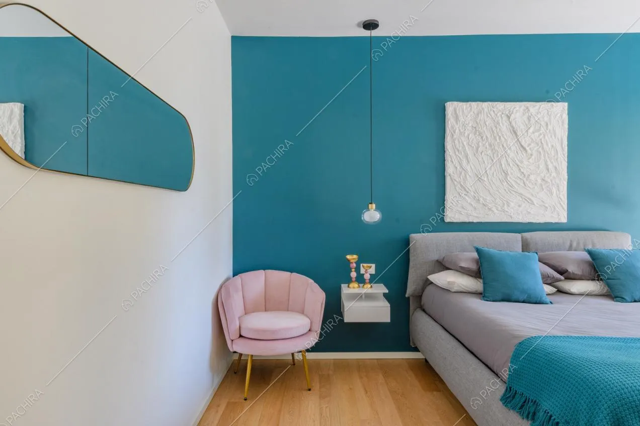 Pavimento in parquet nella camera da letto matrimoniale con parete azzurra