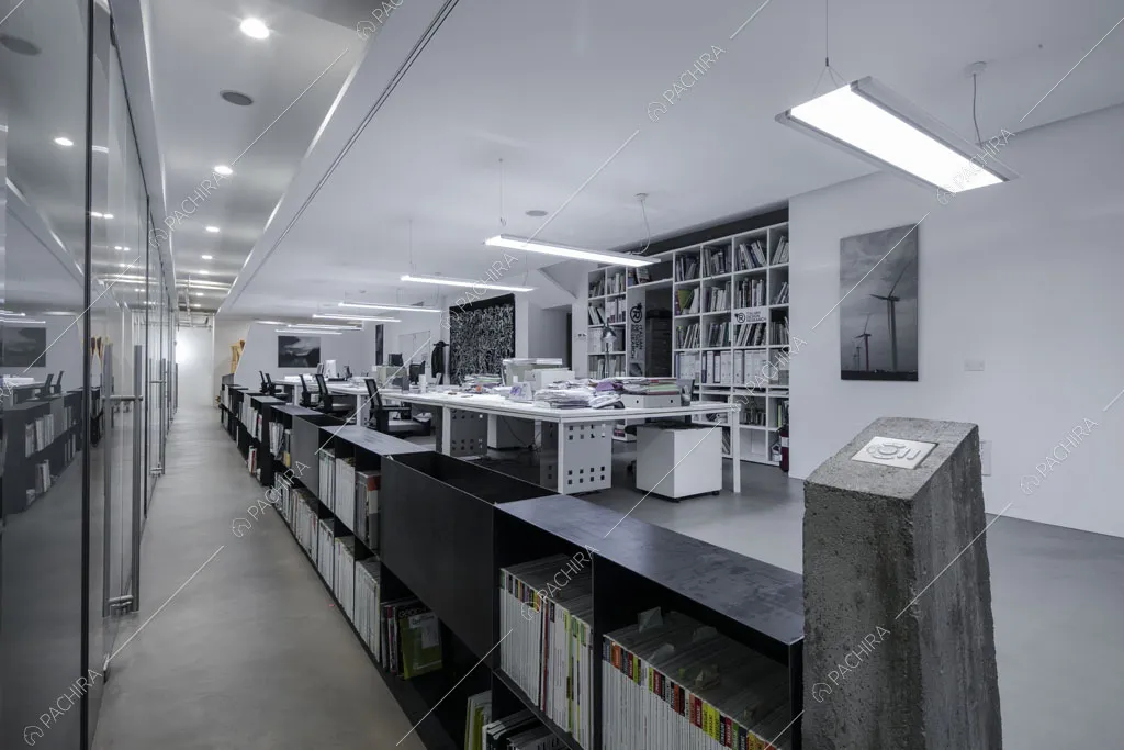 Pavimento in cemento lisciato grigio nell'ufficio Buglossa, location in stile contemporaneo a Roma