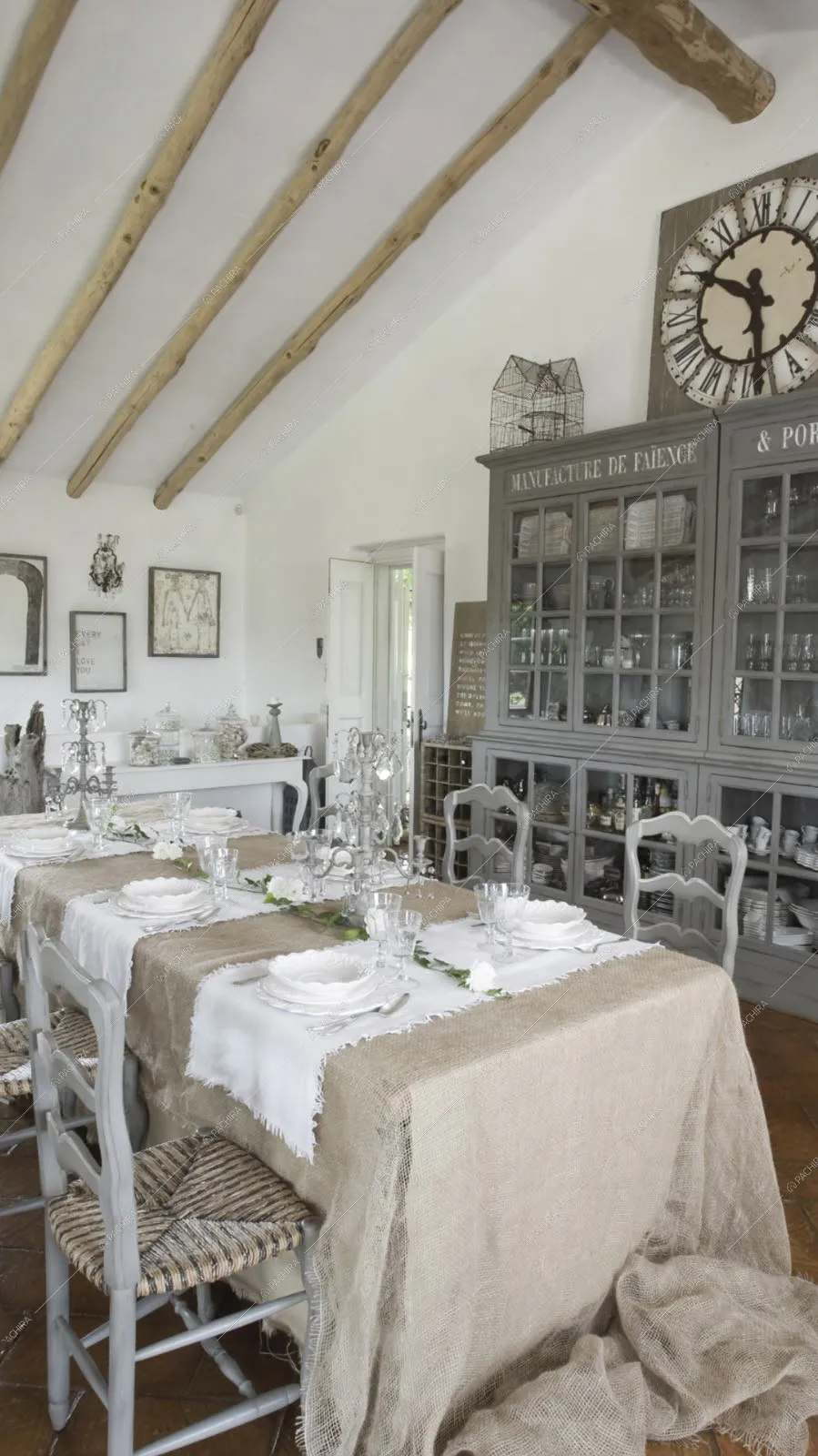 Tavolo da pranzo e credenza grigia nella sala da pranzo con pareti e soffitto bianchi