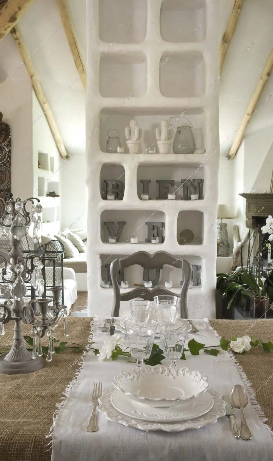 Dietro il tavolo, credenza ricavata da una colonna e vista sul divano