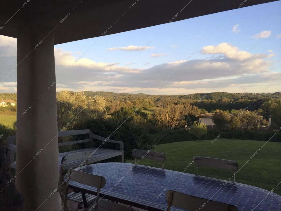 Dalla veranda con tavolo da pranzo e panchina in legno, vista sulle colline circostanti