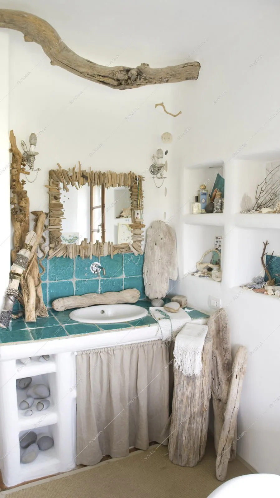 Bagno con scompartimenti ricavati nel muro e piano in piastrelle azzurre