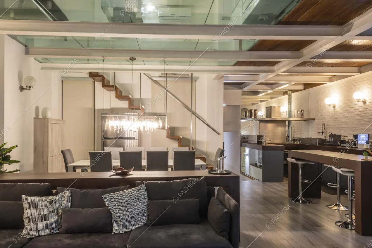 Scale di collegamento tra i livelli del loft e travi a vista