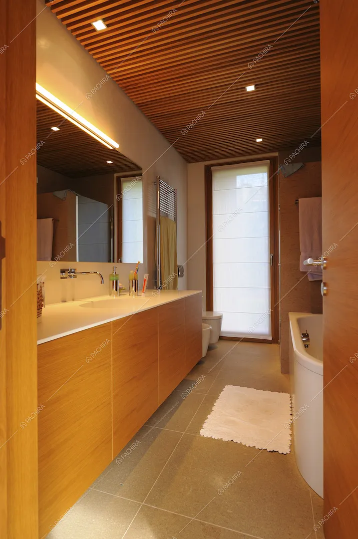 Il bagno in legno della Villa in Provincia di Udine