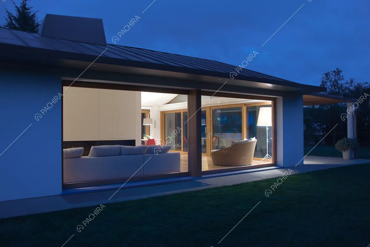 Vista notturna sulla Villa Fatsia illuminata