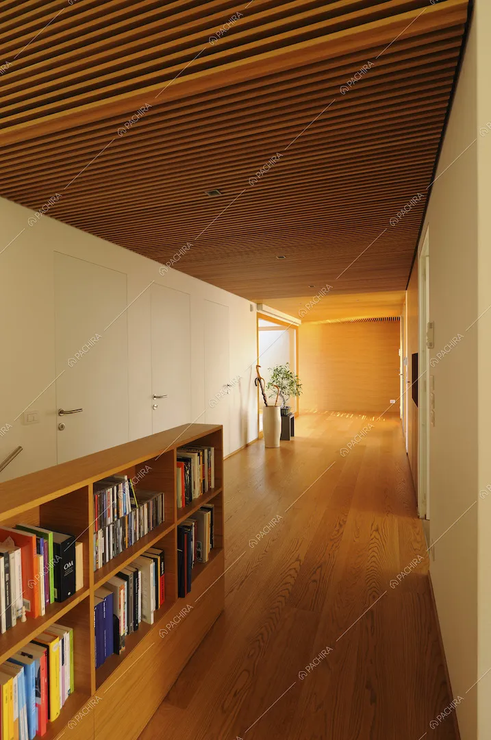 Soffitto in legno con listoni di rovere nel corridoio della Villa