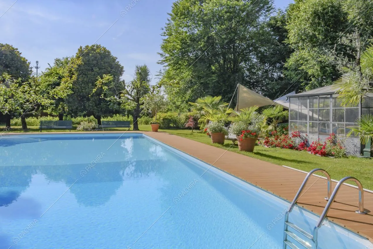 Giardino con piscina e gazebo con pareti trasparenti
