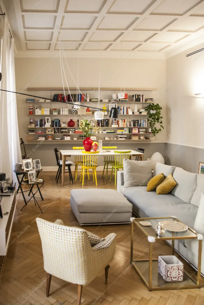 Soffitto a cassettoni bianco e pavimento in parquet