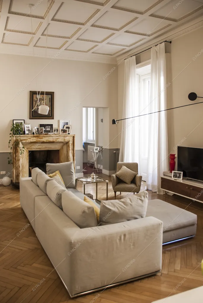 Sala moderna con camino, pavimento in parquet e divano beige