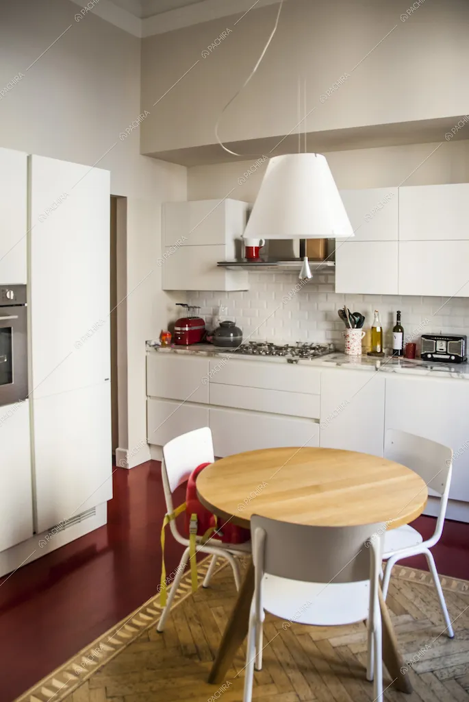 La cucina bianca e il pavimento rosso magenta