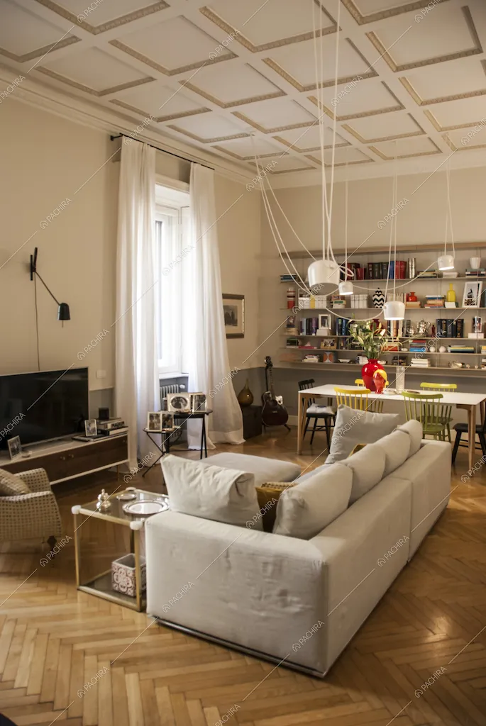 Salotto vecchia Milano con soffitto a cassettoni bianco