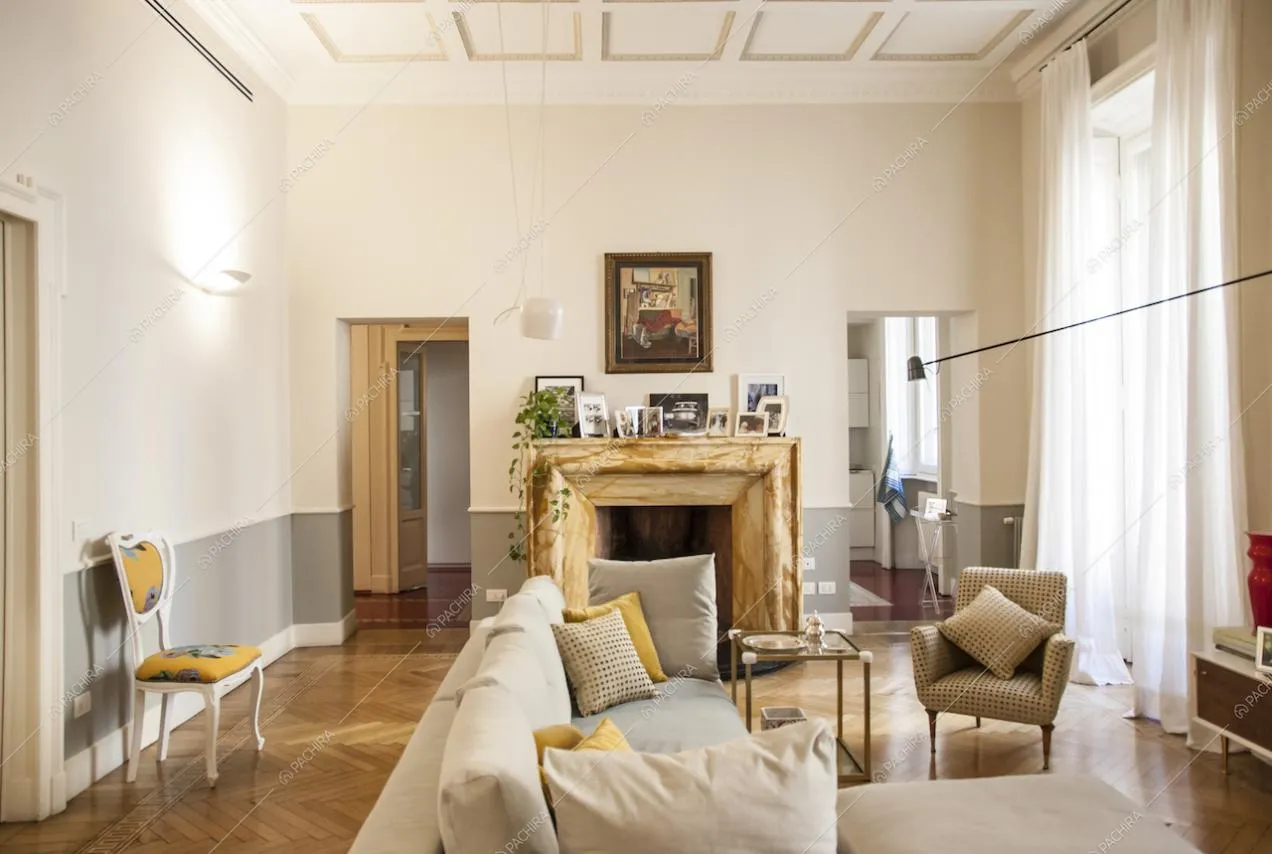 Sala con pavimento in parquet e camino a vista