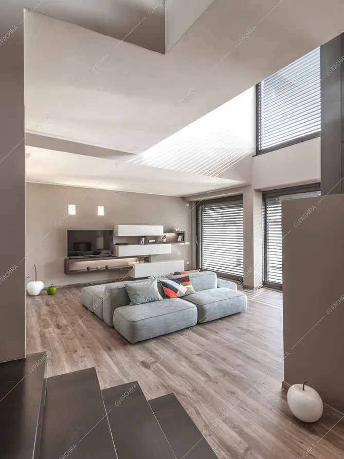 La sala moderna con pavimento in parquet e vetrate