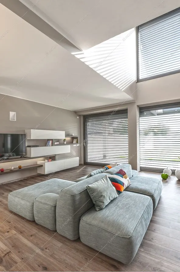 La sala della villa con le vetrate vista piscina