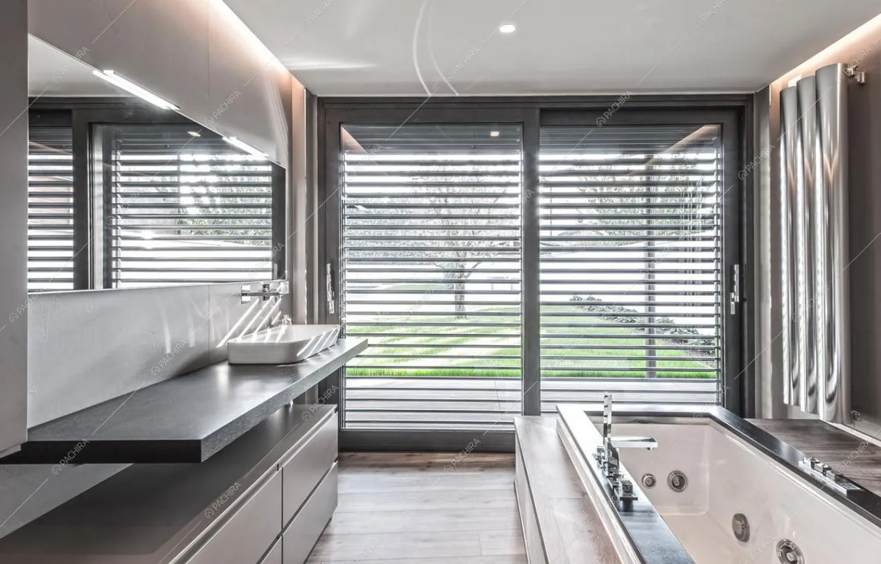 Bagno moderno con vetrate e vasca idromassaggio