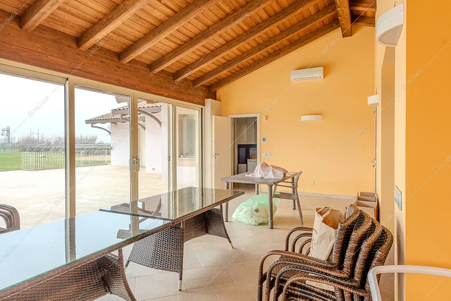 Veranda della villa Caucaso, location in stile moderno ad Alessandria