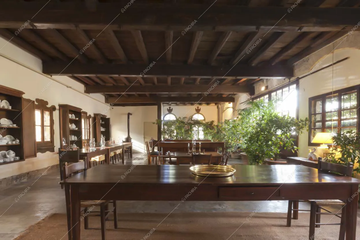 Arredi in legno di noce e travi a vista