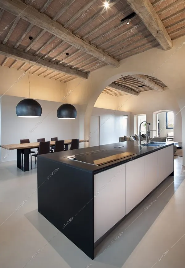 Cucina a isola nera con fornelli a induzione