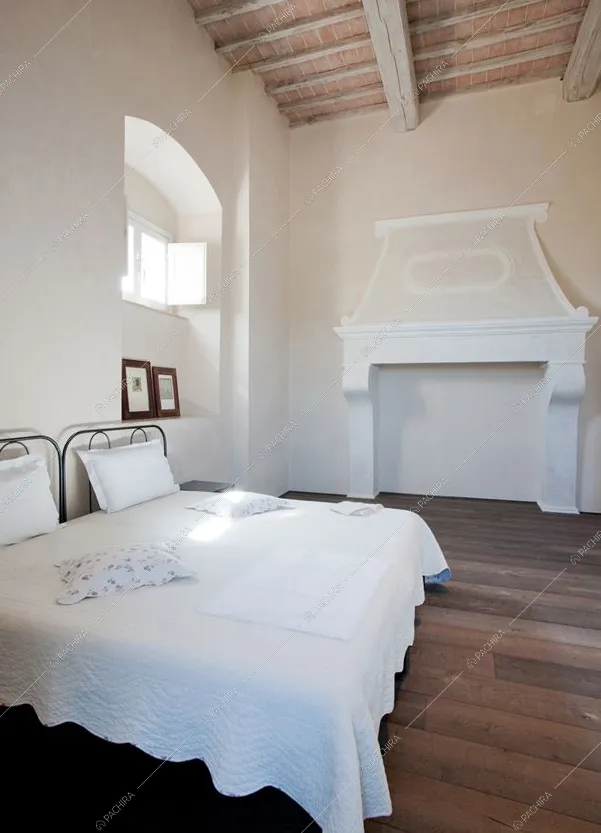 Camera da letto in stile moderno con pavimento in parquet
