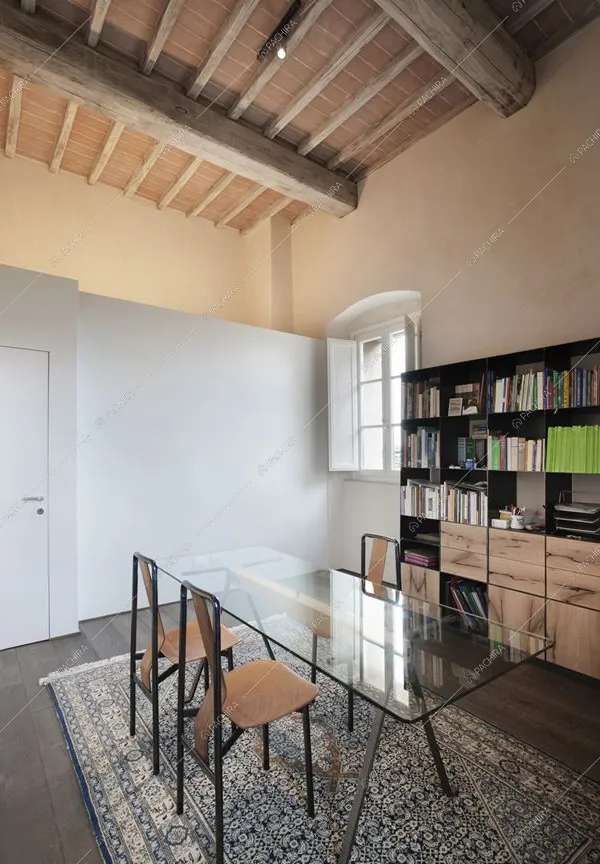 Travi a vista e libreria a muro