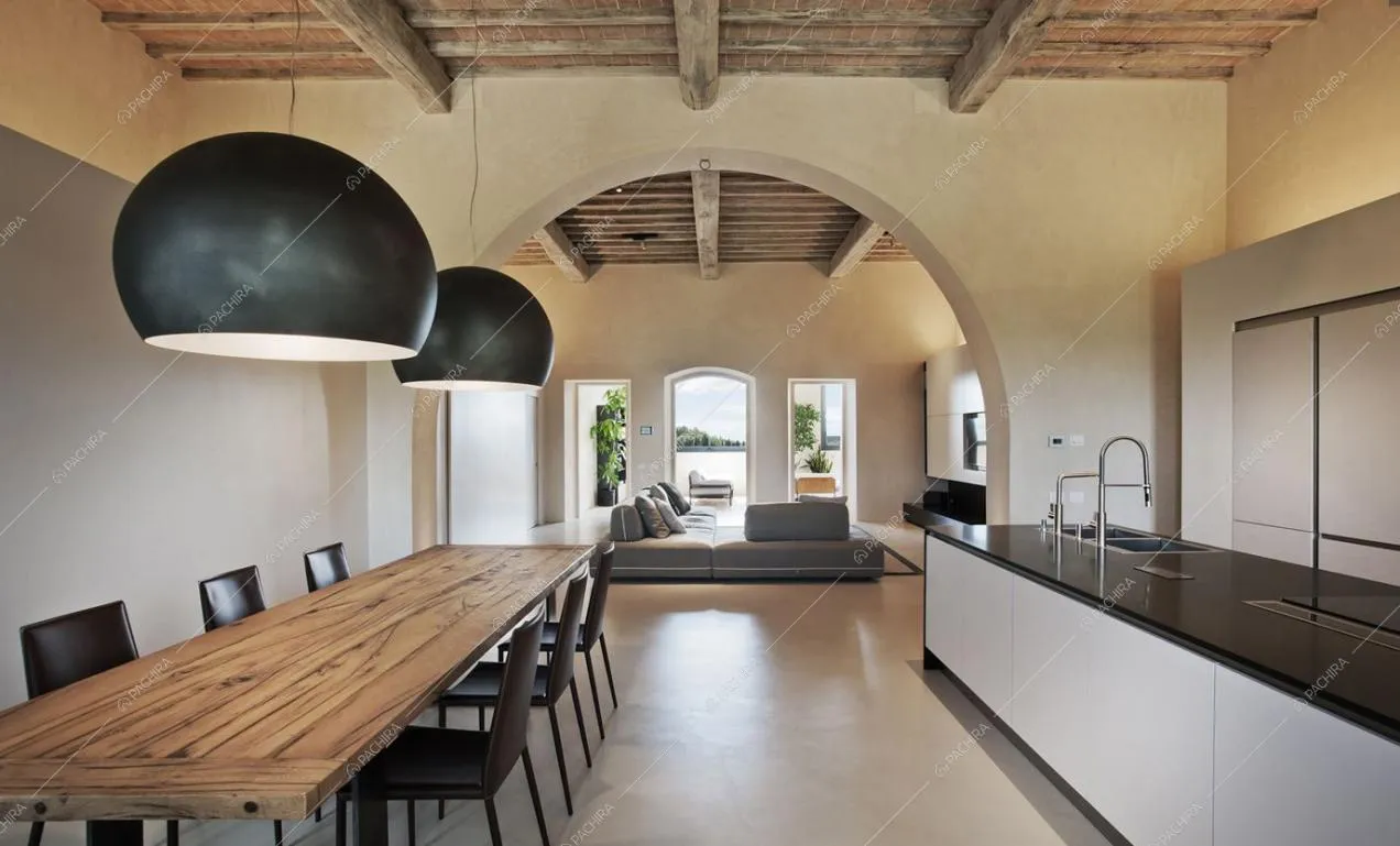 Tavolo da pranzo in legno e cucina a isola
