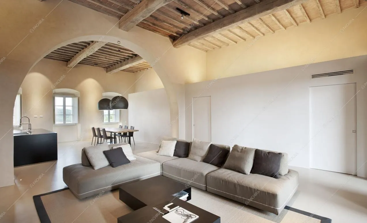 Living con travi a vista e arco