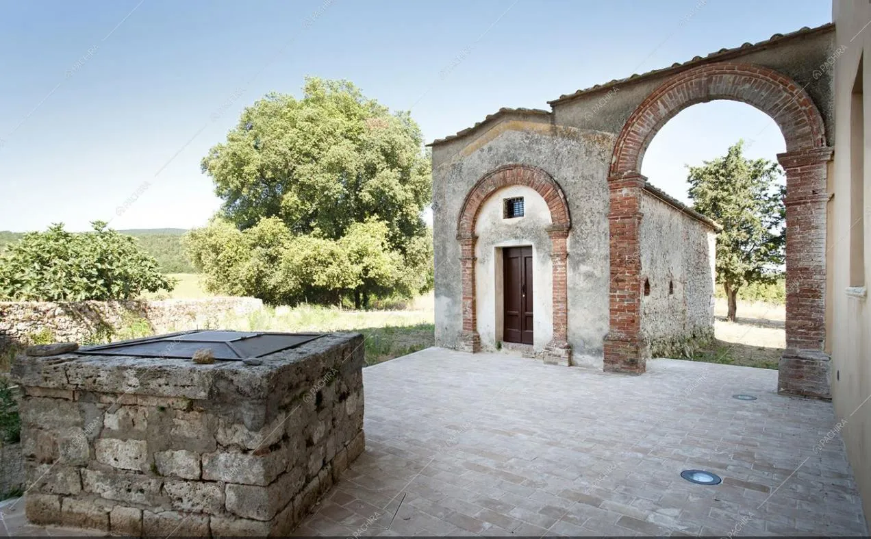 Il giardino con archi in pietra della Location Zizania