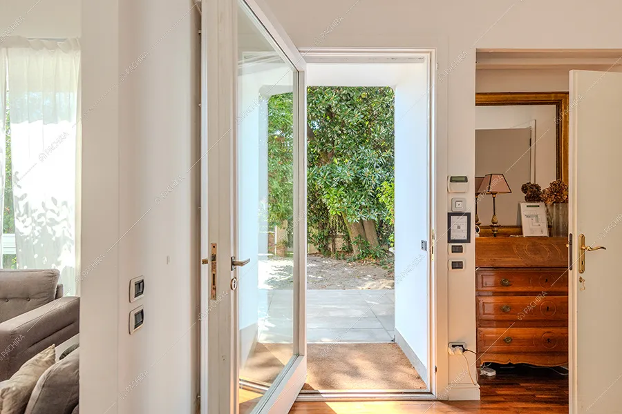 Ingresso della villa Rainier, location in stile liberty a Milano