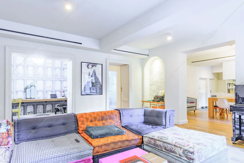 Sala con pareti bianche dell'appartamento Tramontana, location in stile contemporaneo a Milano