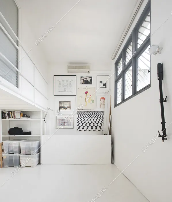 Zona total white con scorcio sul soppalco nella Location Giglietto