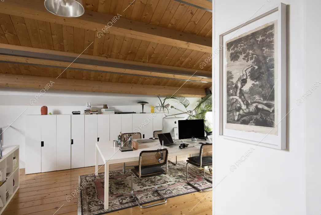 Studio sul soppalco con sedie di design e parquet