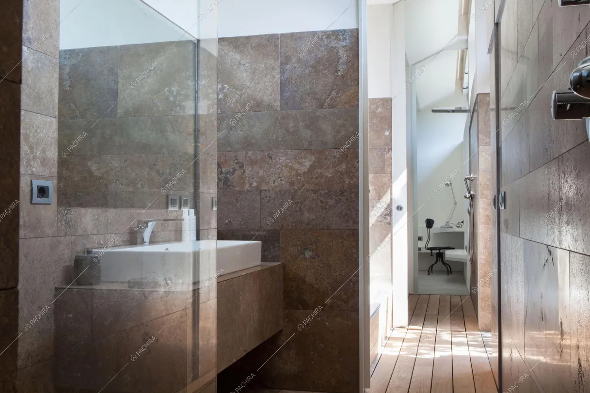 Bagno in stile contemporaneo della Villa Azzeruolo