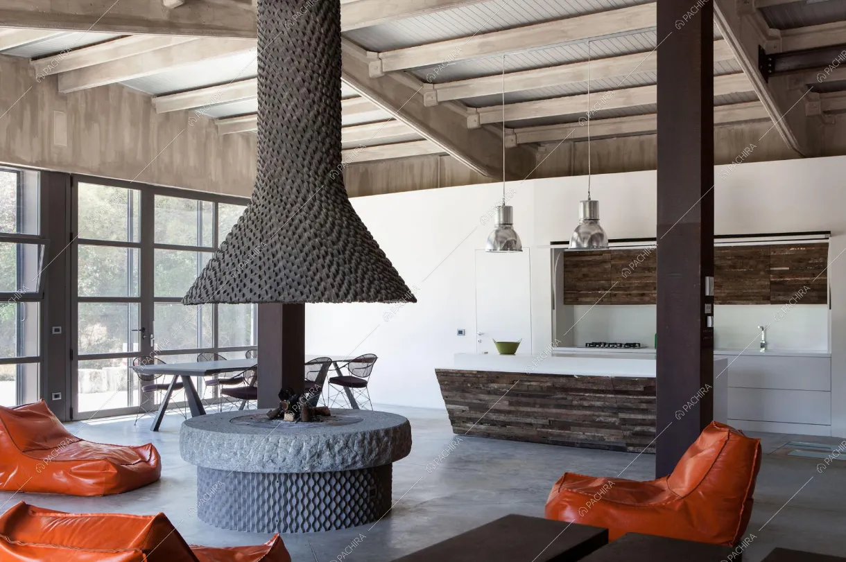 Camino design, travi a vista e vetrate in stile industriale