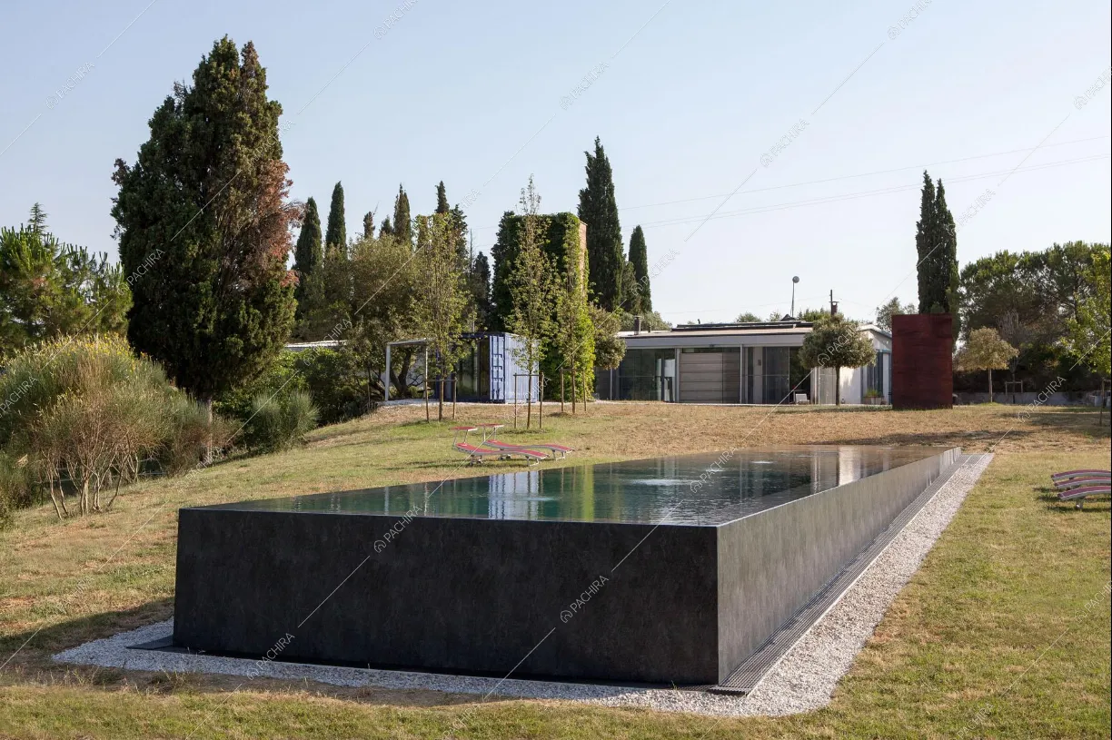 Infinity pool e esterni della Villa in Provincia di Siena