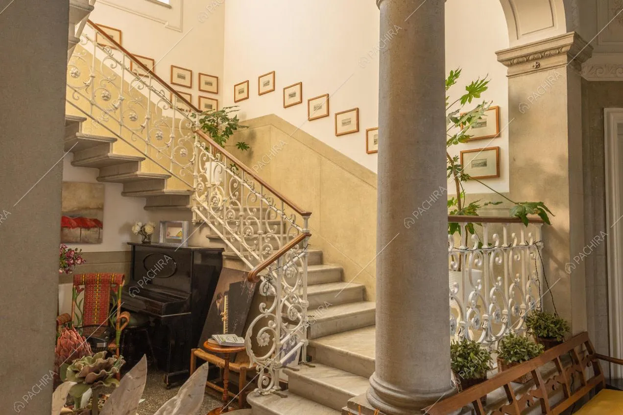 La grande scala con pavimenti in marmo che conduce ai piani superiori