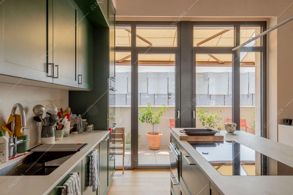 Cucina dell'appartamento Foehn, location in stile contemporaneo a Milano